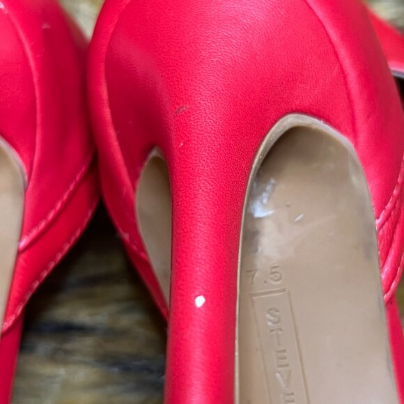 Vibrant Red High Heeled Sandals with Sleek Design and Thin Straps - Picture 2 of 3